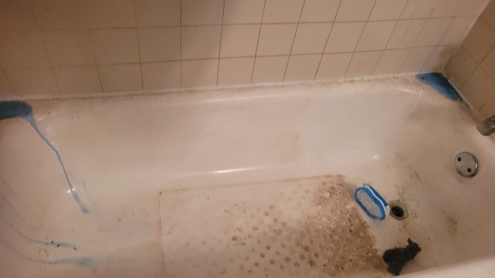 Bathtub before cleaning